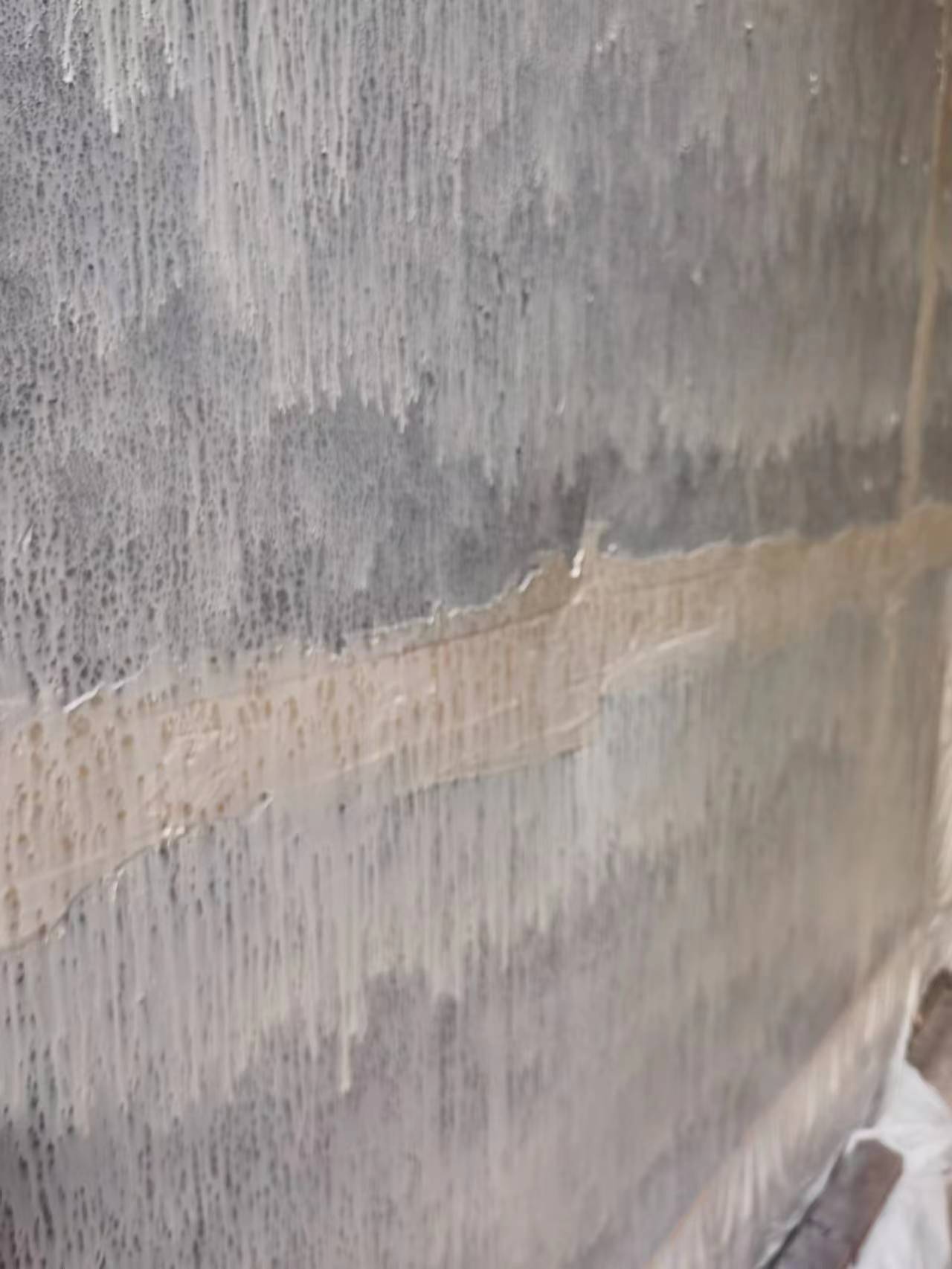 底漆說：別看我丑我真的能滲、能封、很牢固